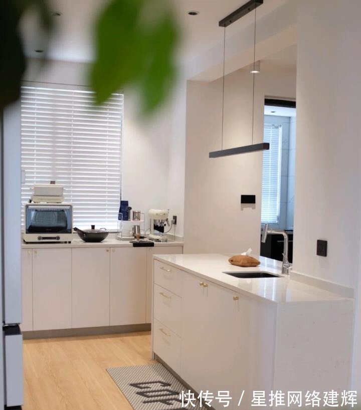 晾衣杆|年轻小夫妻的“穷装”新家，干净整洁，网友：“越简单，越幸福”