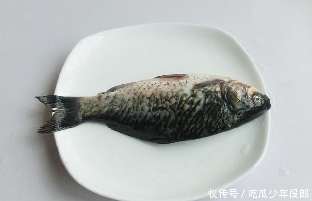  鱼腥味|煲汤的鲫鱼，选多大的最好？怎样去除腥味？掌握这1点，汤鲜不腥