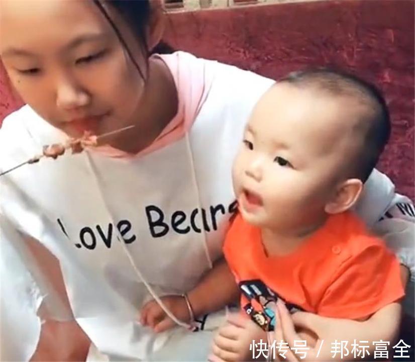 老二|“最会哄娃姐姐”走红!14岁姐姐花式逗弟弟,网友:二胎家庭真好