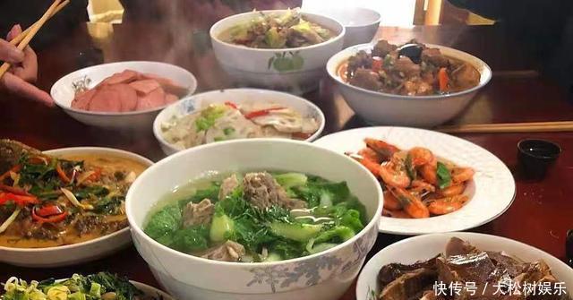 回婆家过年,弟媳妇做了一桌接地气的饭菜,网友:这才是家的味道