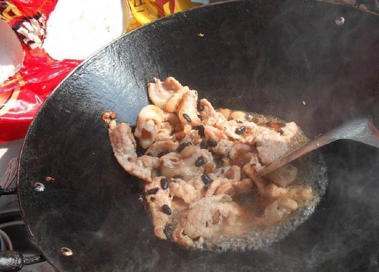 傻傻|炒猪肉时,别傻傻直接下锅!多加“这一步”,肉更鲜嫩入味
