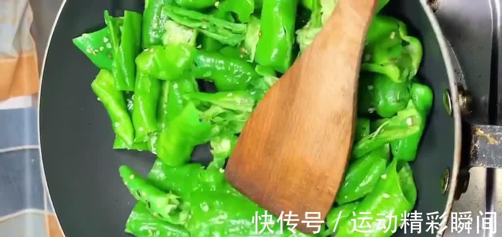 干煸青椒的做法，鲜嫩爽脆干香味美，特殊时期吃上几天都不腻