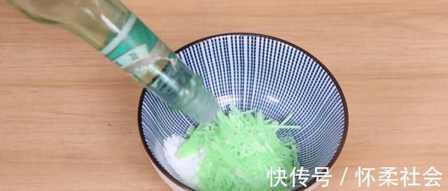 妙招|洗衣服时,水里丢几粒小东西,不管多脏都能干净如新,回家试试