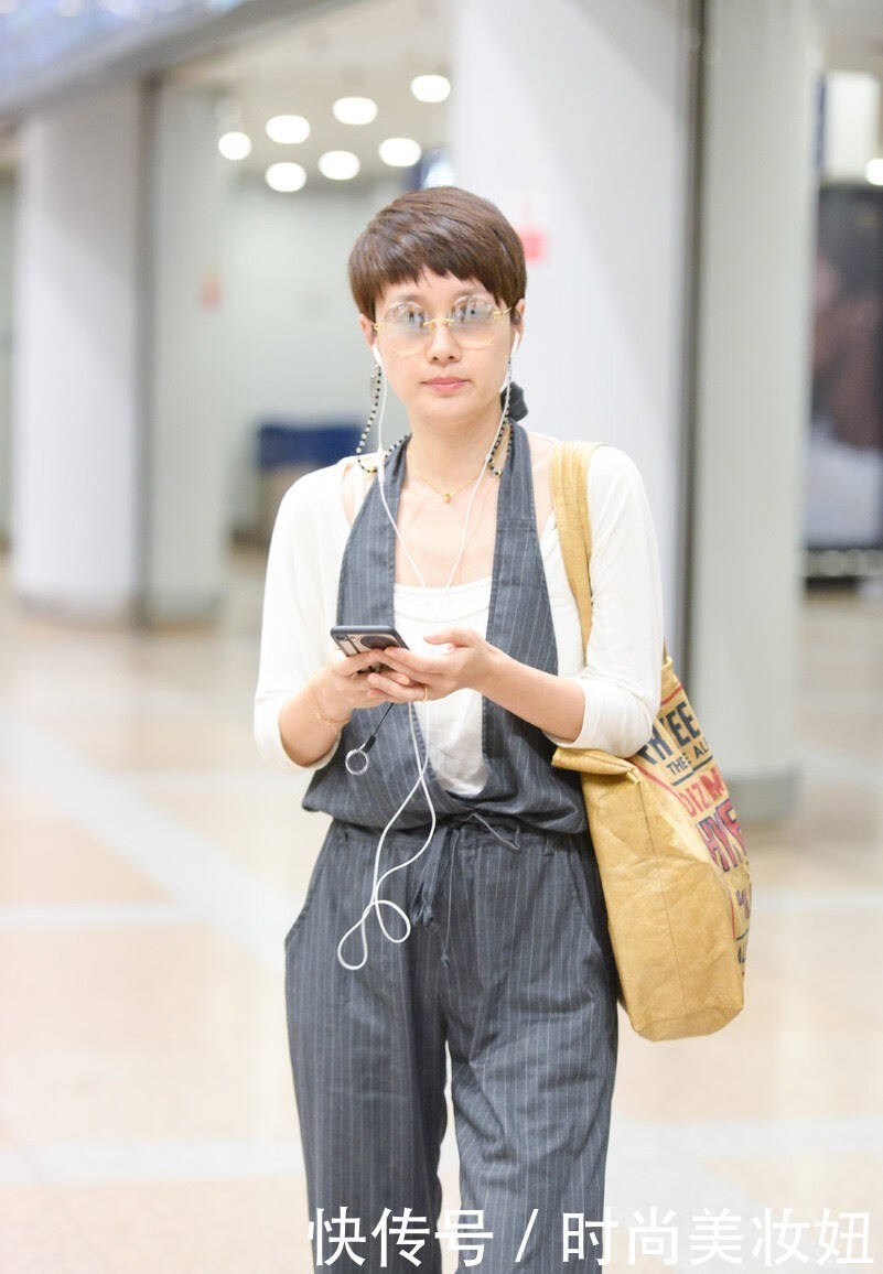 墨镜|马伊琍终于开窍了，穿连体裤配茶色墨镜走机场，洋气了不止一点
