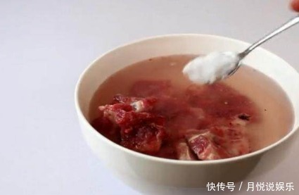 排骨别再用开水焯了,往水里放点它,血水和脏东西自动跑出来!