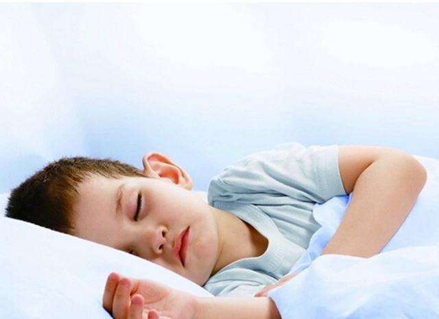 生长激素|儿科医生：孩子睡前有2种习惯，14岁后很难长高，白白损失10cm