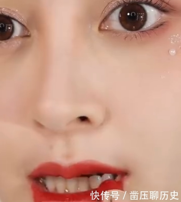 眼镜小姐姐仿妆“赤狐书生”妆容,开始:挺日常,到最后:挺仙女!