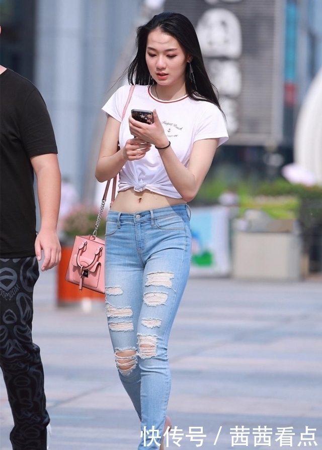 黑色|街拍:长发辣妈在街头向你走来,搭配黑色牛仔裤,一样也有女人味