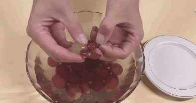 好吃|提子好吃皮难剥,别急,一个妙招轻松搞定~