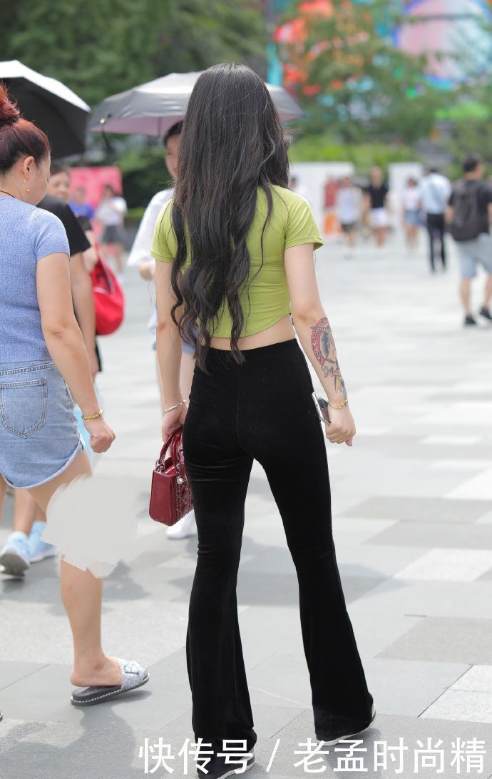 喇叭裤|街拍紧身荧光绿短袖搭配黑色丝绒喇叭裤,设计精致,十分抢眼