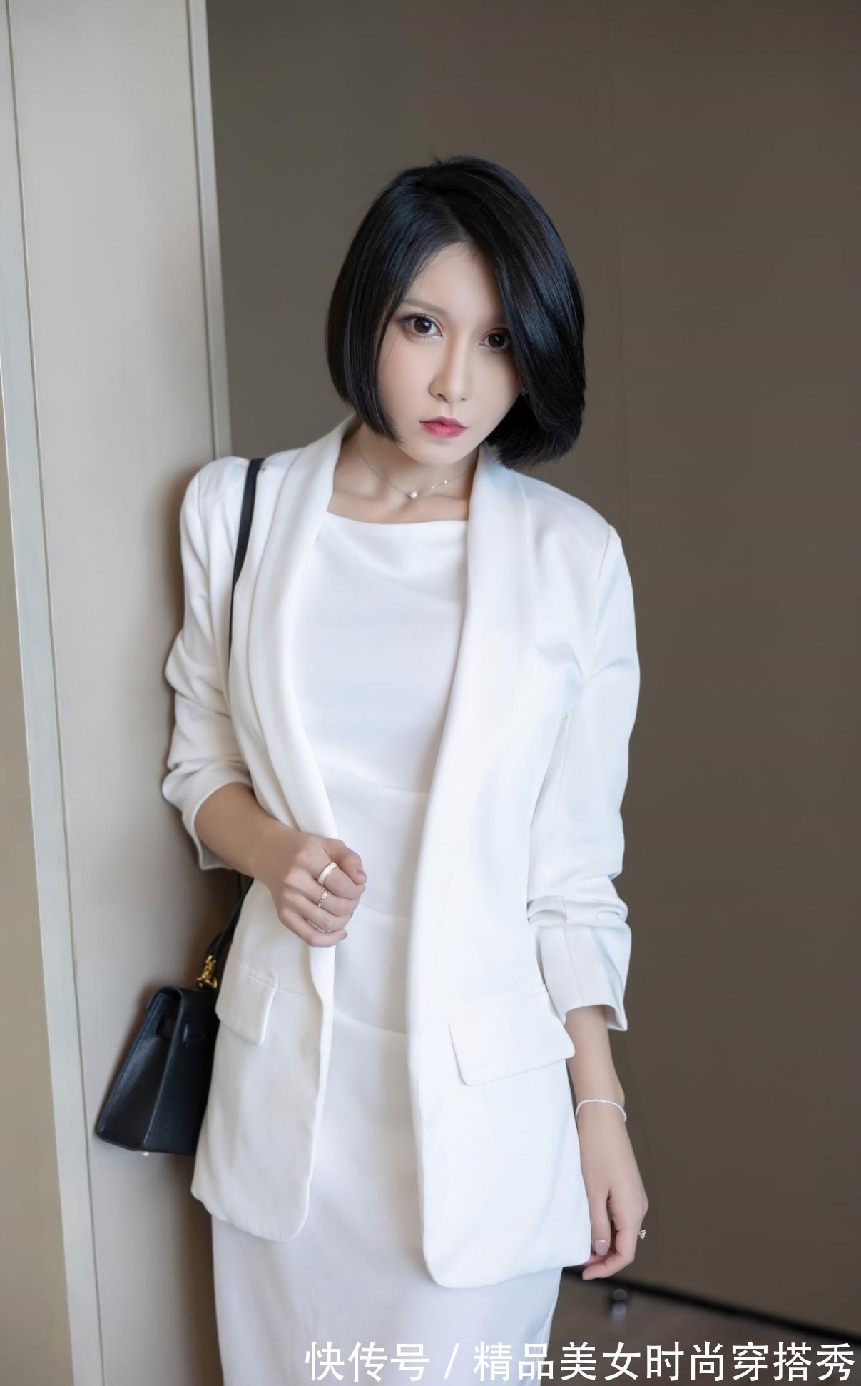 版型 白色的吊带裙搭配白色的西装外套,优雅却又不失干练