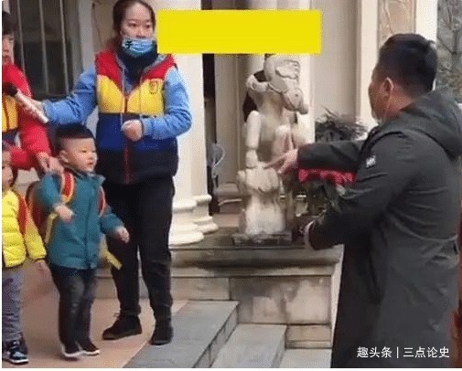 孩子|爸爸第一次接娃闹笑话,老师如何证明不是人贩子