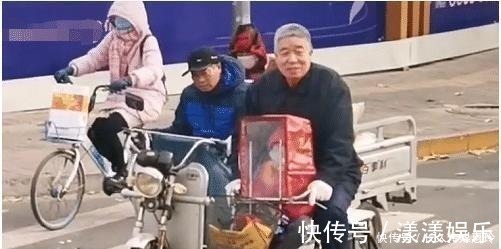 骑自行车|“保暖爷爷”骑车接娃，自制专属“斗篷”，网友：满满的爱
