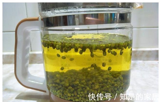 清澈|熬绿豆汤总发红？教你正确做法，豆汤清澈透绿，三伏天正好喝