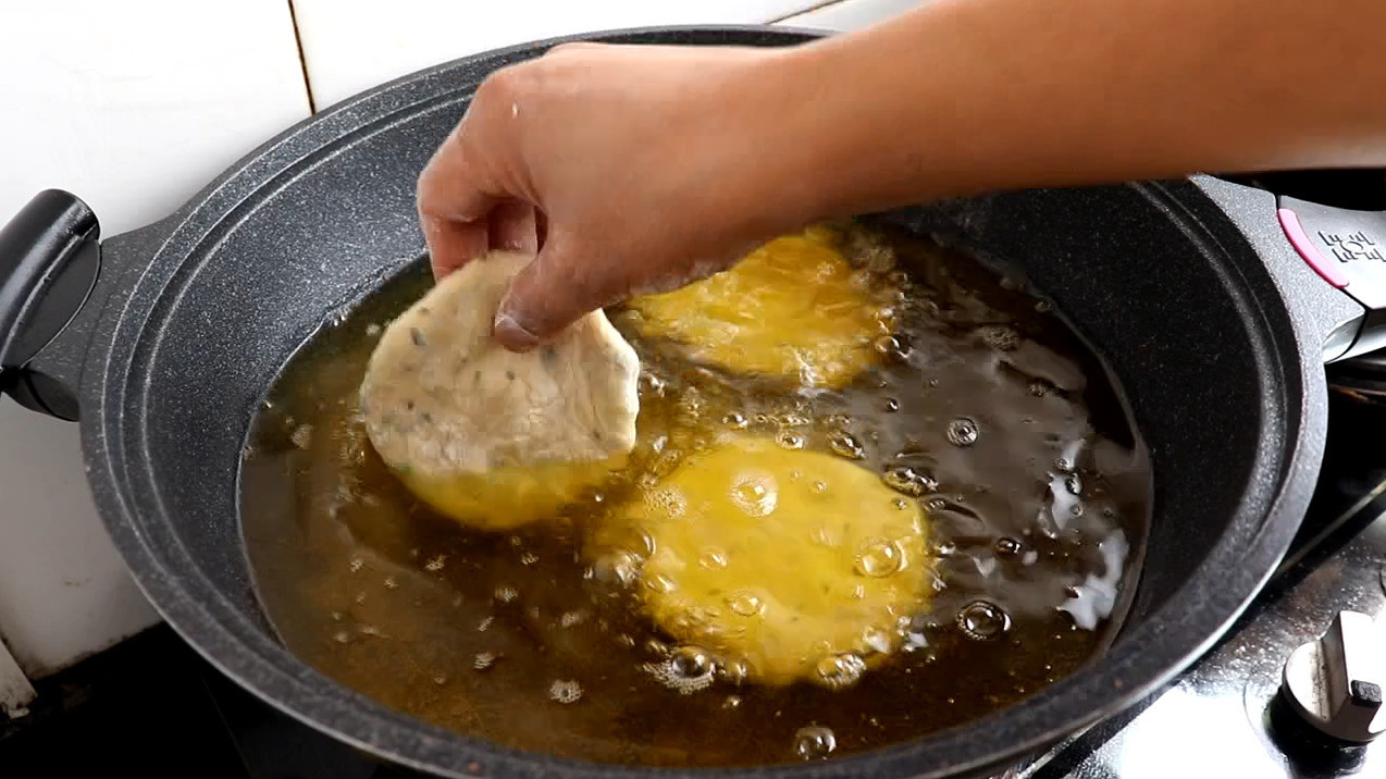 想吃油饼不用出去买了,做法诀窍教你在家做,比买的油饼好吃多了