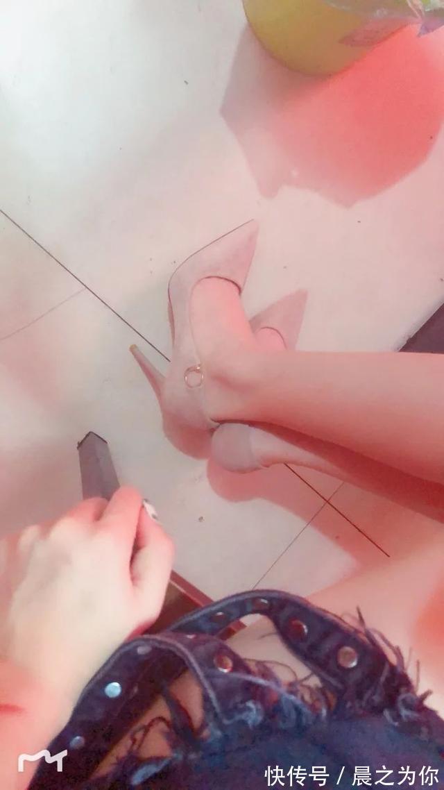 浅口 尖头细跟鞋有着优美流畅的线条,尽显慵懒自然的气质