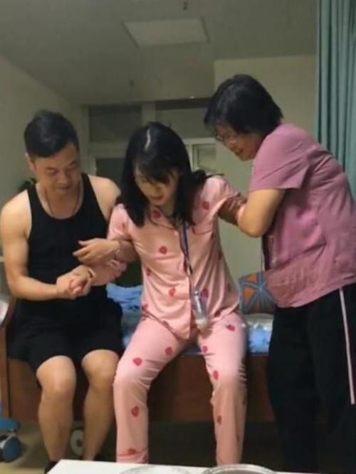 产后健身操|最霸气产妇走红,顺产完直接走回病房,网友将军凯旋
