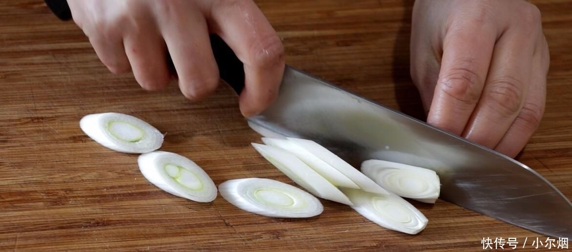 想吃盐焗鸡不用买,教你用电饭锅焗鸡,不加一滴水,肉质细嫩弹牙