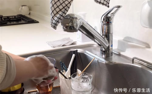 厨房|日本主妇怎么收纳厨房水槽？细节满满的收纳整理术，让厨房更整洁