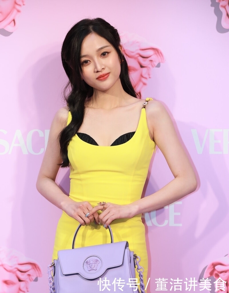 淡黄色的长裙,蓬松的头发,吴宣仪真是甜美又会穿,少女感满分