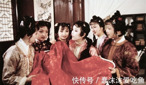 宝钗@香菱认错宝钗吃醋,只有湘云知道,贾母送宝琴的凫靥裘有多名贵?