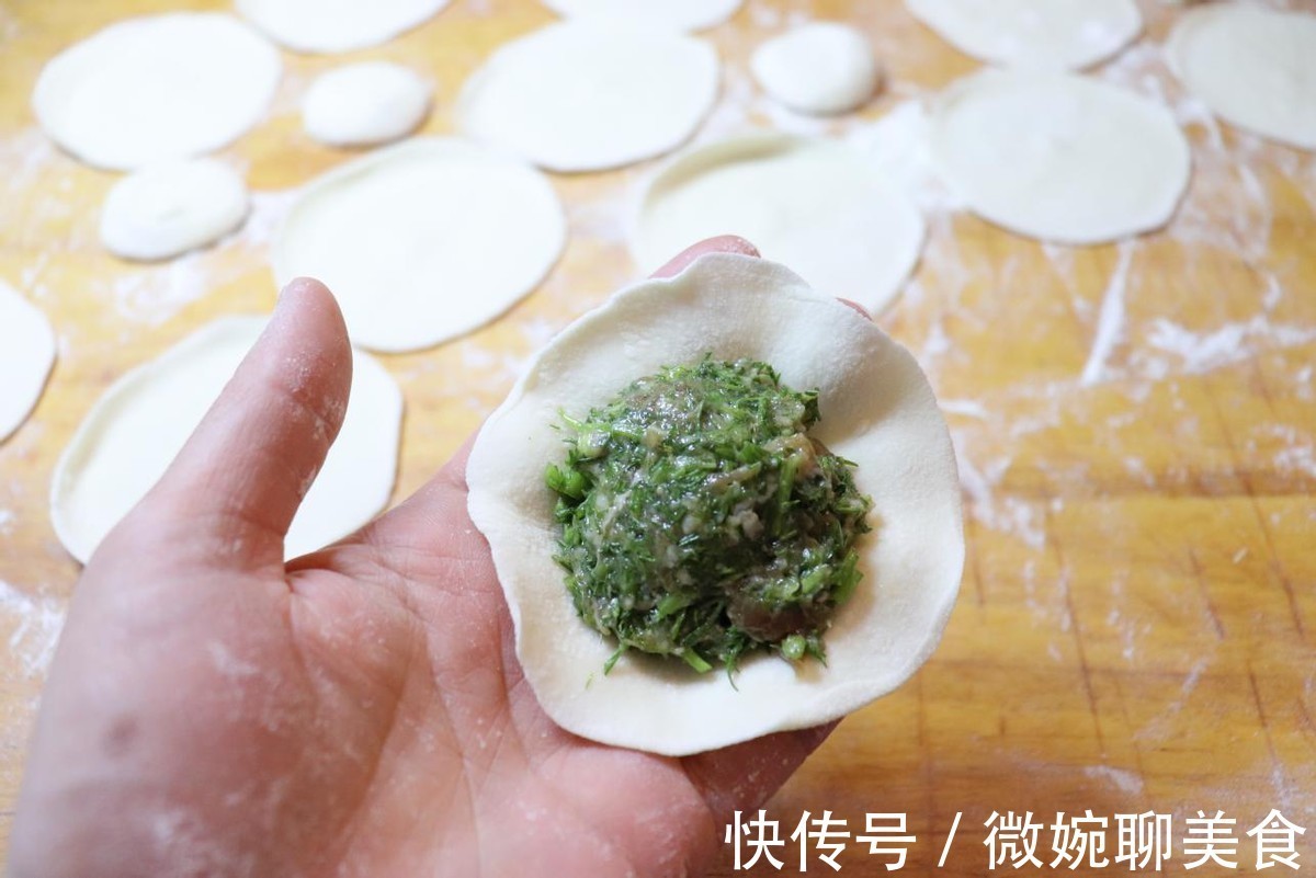 猪肉馅|全家坐在一起吃饺子，味道香浓，营养价值极高