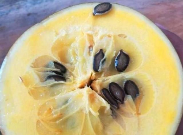 大爷街边摆摊卖“巨型香肠”,路人围观不敢买,尝过后抢着要