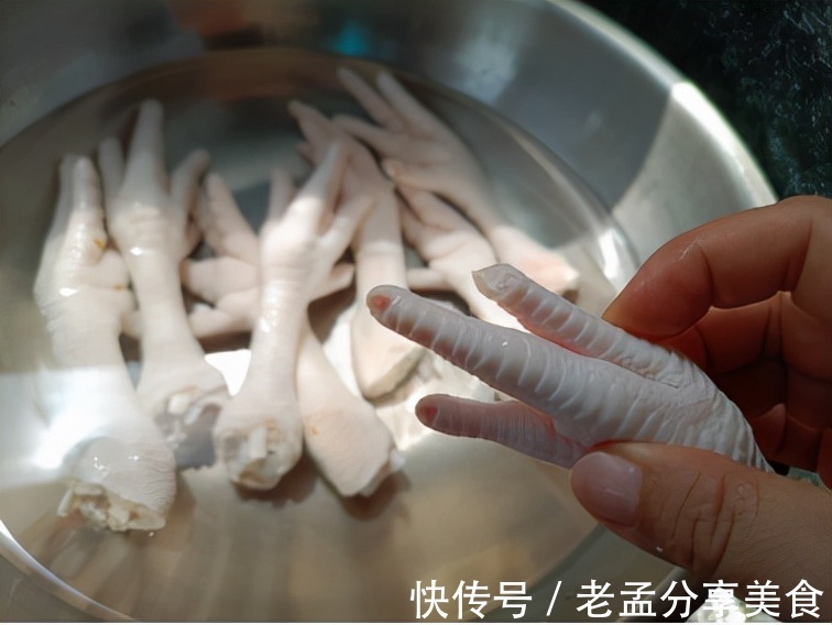 鸡爪做成小吃，还是一道下酒菜，解馋还美味