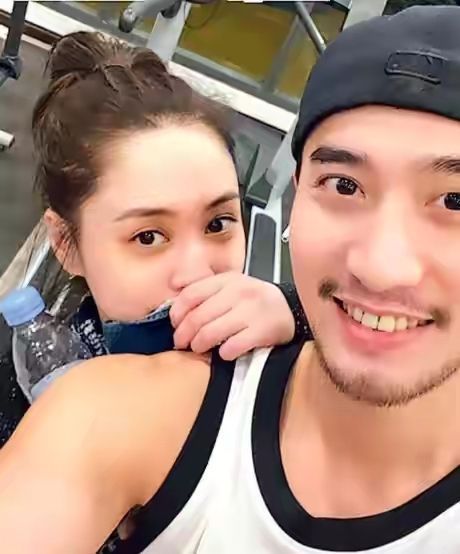 气质|阿娇穿白衬衫装嫩,现实中没了气质,但也不老不像40岁阿姨!