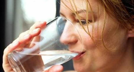  降下来|喝水有助于降血脂，常喝“3水”，不知不觉中“血脂”就降下来了