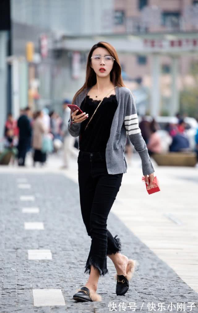 小姐姐 皮草背心搭配打底裤,唯美的姿态,很显青春活力的气质感