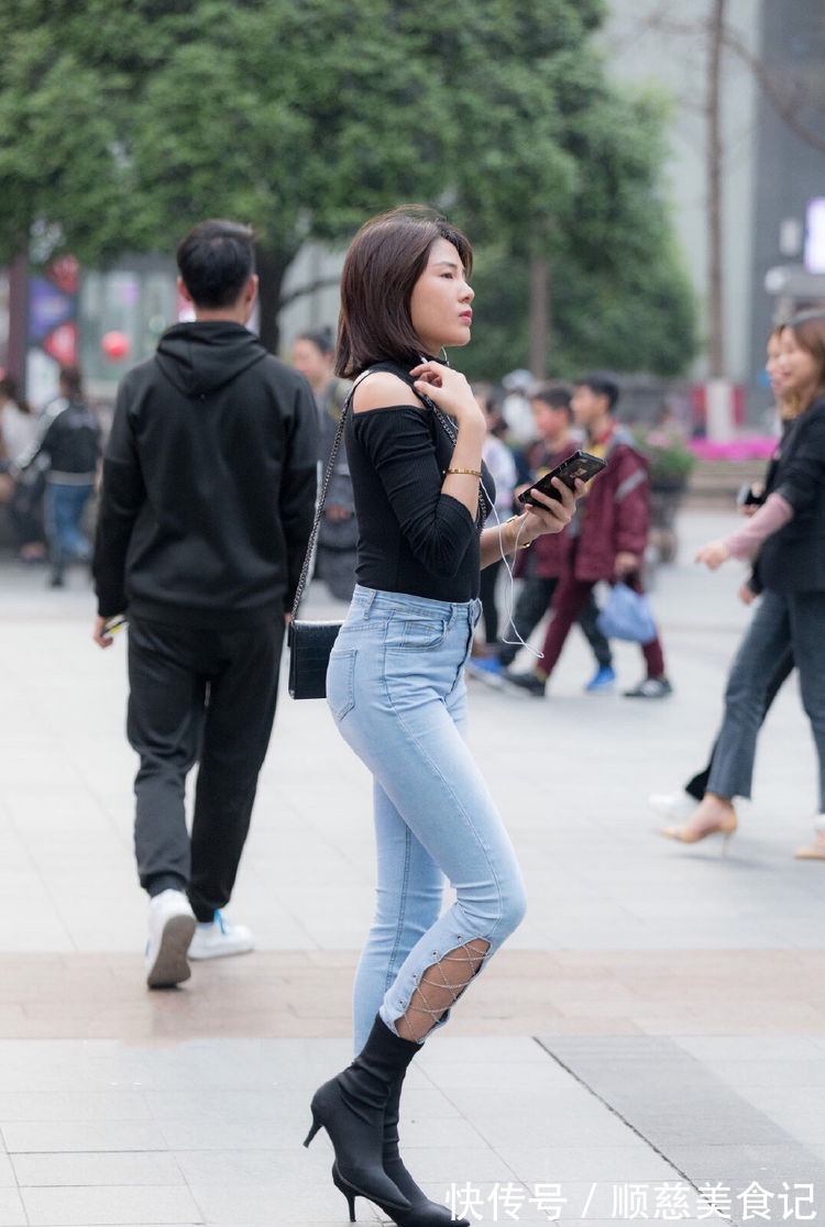 上衣|美女穿搭:出镜率超高的牛仔裤,搭配一件搂肩上衣,身形充满线条感