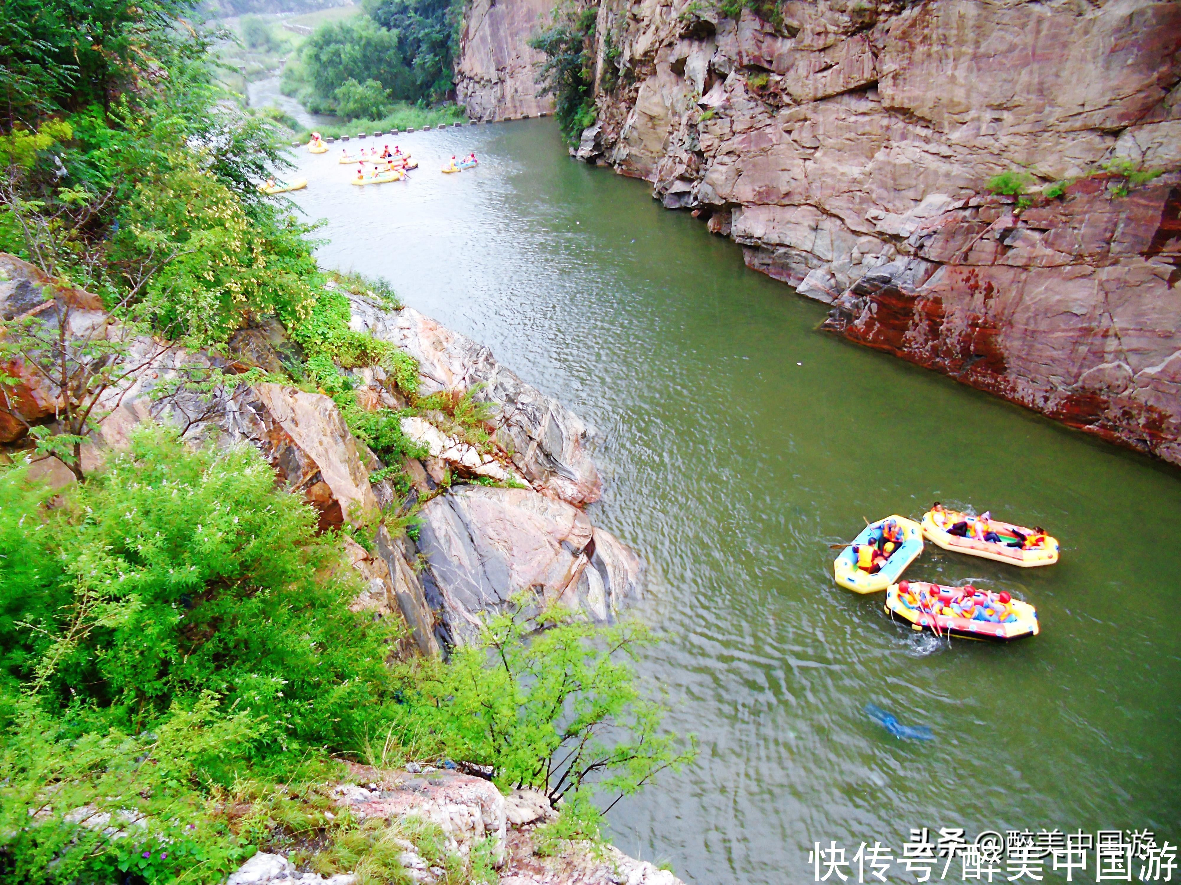 这里奇峰涧壑，走进峡谷，犹如步入百米画廊，最适合自驾游