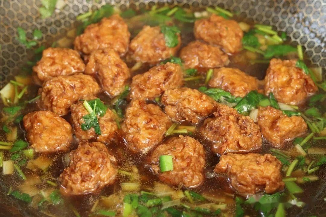 炸肉丸子，牢记“加2水，放3样”，丸子外酥里软，放凉也不硬