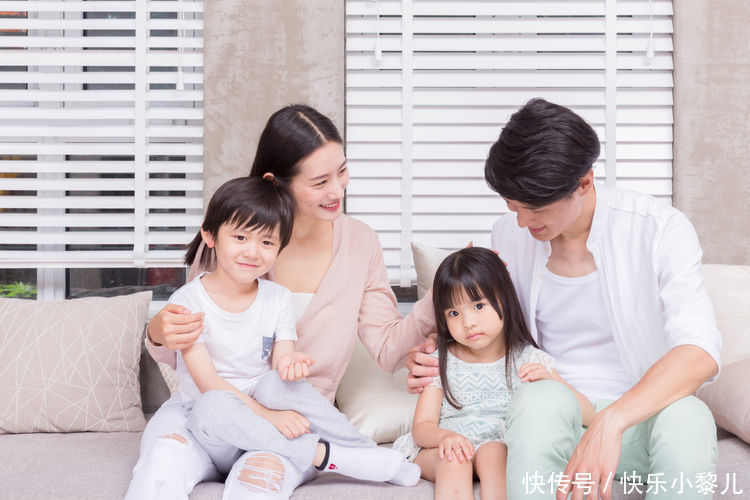 弟弟|两只螃蟹弟弟连蟹腿都分不到,流口水看姐姐吃:全网混得最差二胎