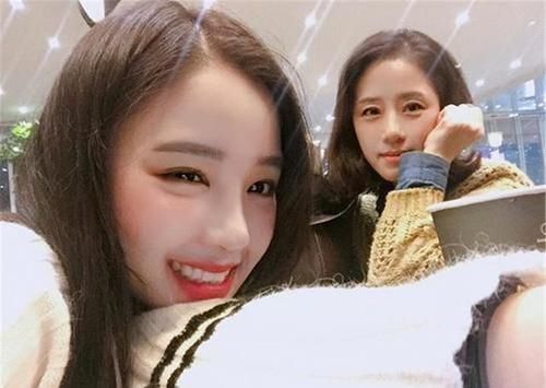 父母|“最嫩外婆”走红,产房外抱外孙,网友:宝妈刚出产房就走了