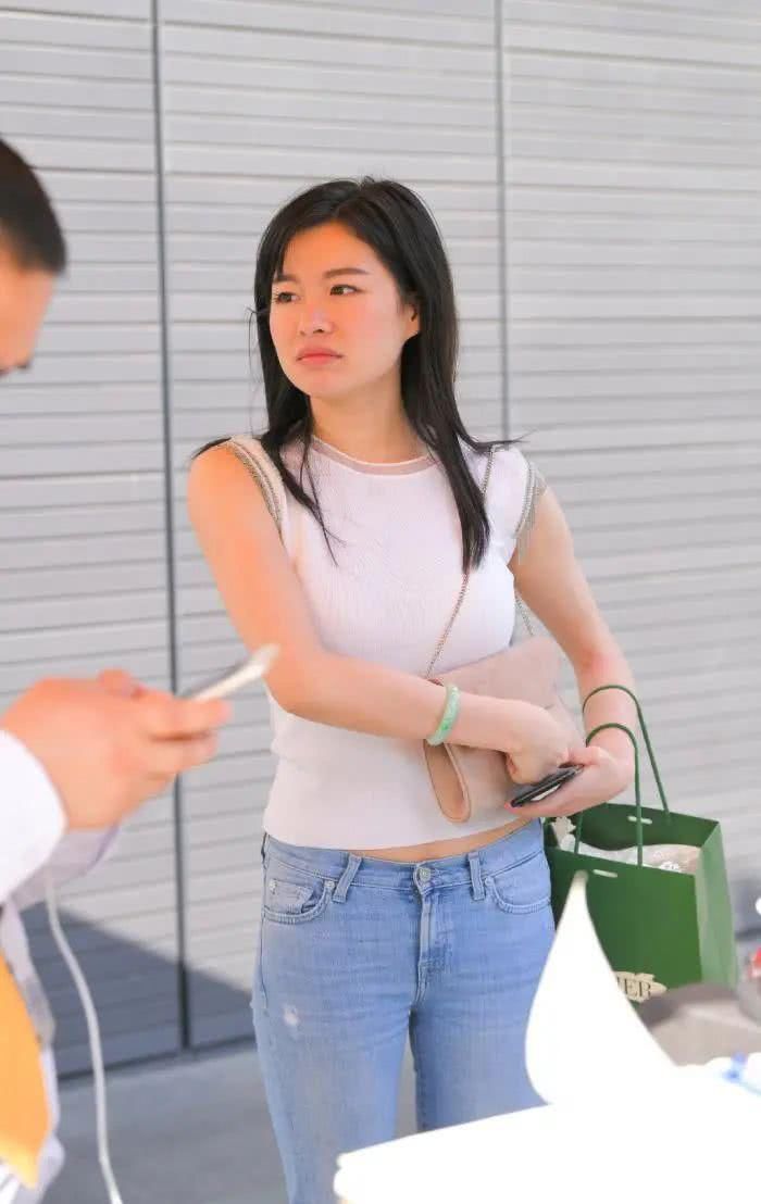 洋气|简约洋气的牛仔裤穿搭,让造型显得优雅干练尽显都市时尚美