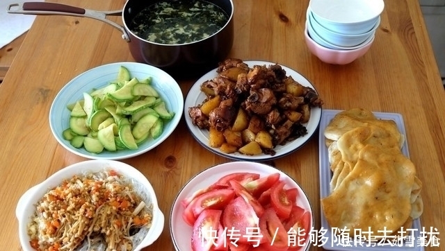 家常|晒晒中午饭,四菜一汤,主食跟菜一起出,家常味道,做法超简单