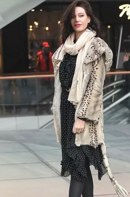 街拍清爽好看的紧身打底裤美女,搭配时尚自然,穿出不同的感觉