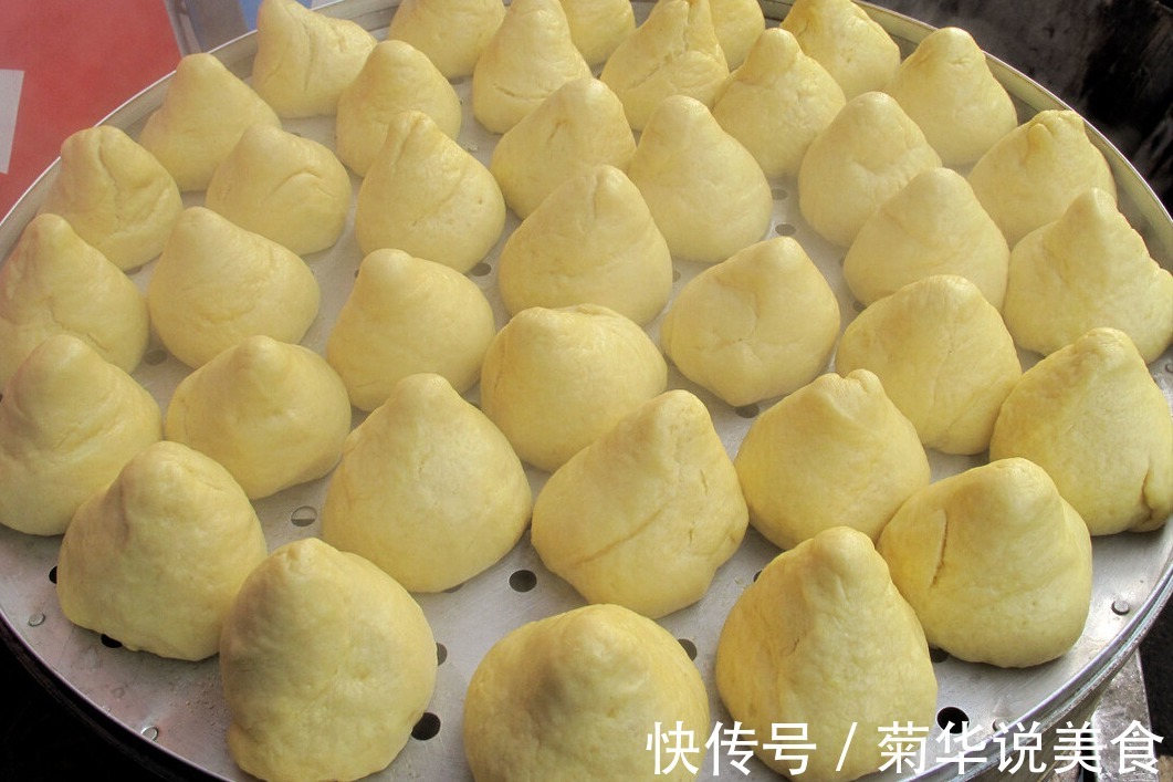 做窝窝头，要不要放面粉厨娘教你一招，又香又松软，好吃不噎人