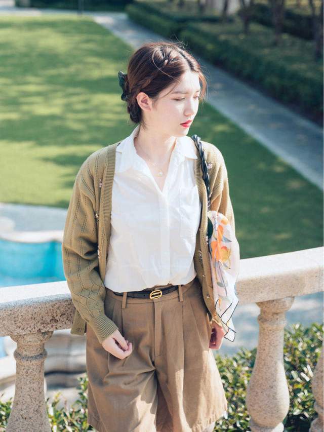 衬衫搭配|秋天的衬衫先别藏起来,搭配上牛仔裤可美了,比你想象中要好看