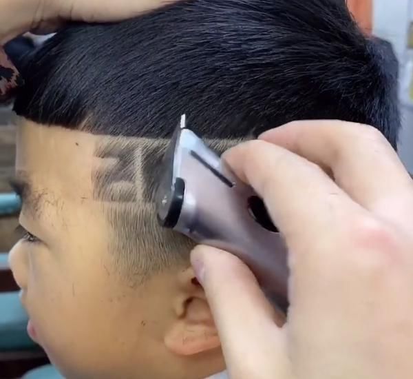 发型|小男孩新年剃了款个性雕发,居然让人看出艺术感,女生:这才是小鲜肉
