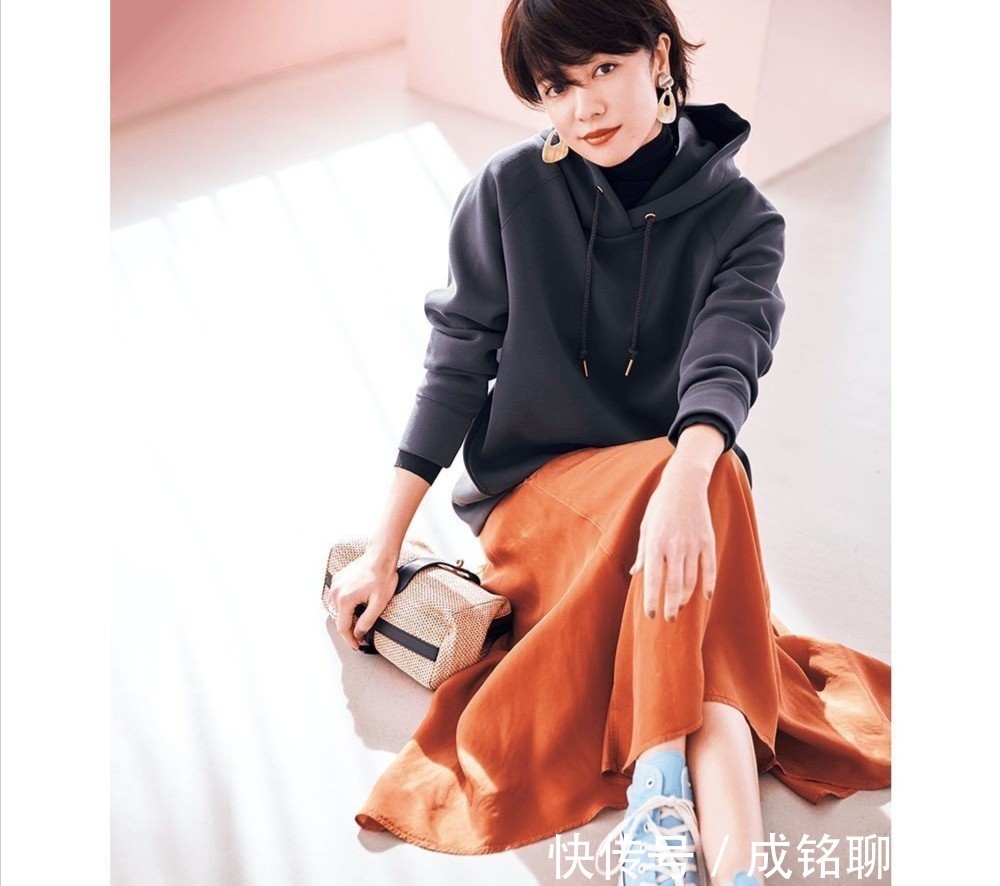 高跟鞋|四十岁女人穿卫衣，建议避开这几个错误搭配，拉低档次又没气质