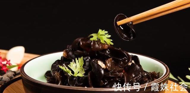 炒木耳,记得不能直接下油锅,大厨教我小窍门,木耳不炸锅更安全