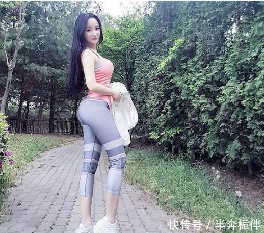 街拍性感丰满打底裤小姐姐,穿着潮流耐看,呈现时髦气息