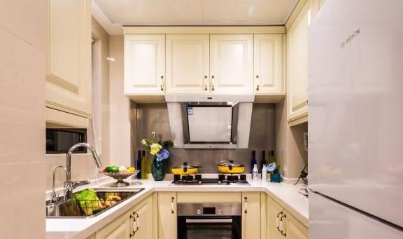 橱柜|不顾家人反对,厨房台面装挡水边,入住后窃喜,自己这么聪明