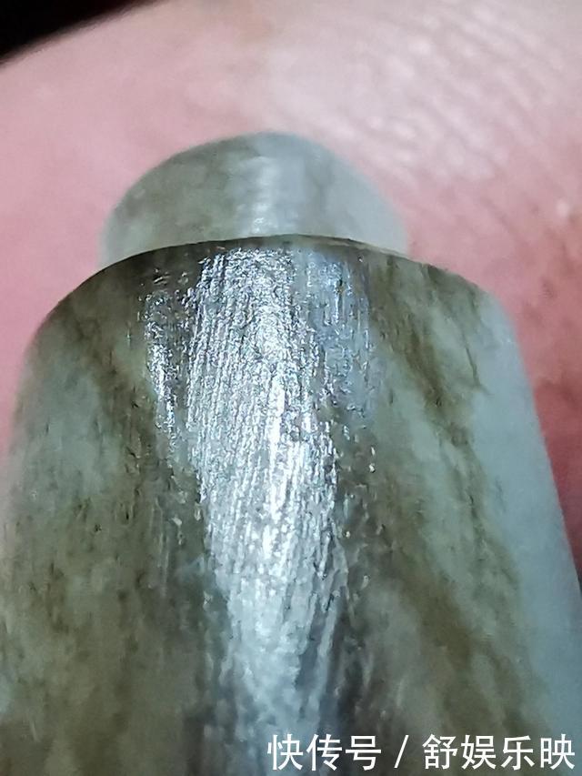 白玉黑沁双孔棱形坠子一般老化特征和老光特征,跟仿品比较