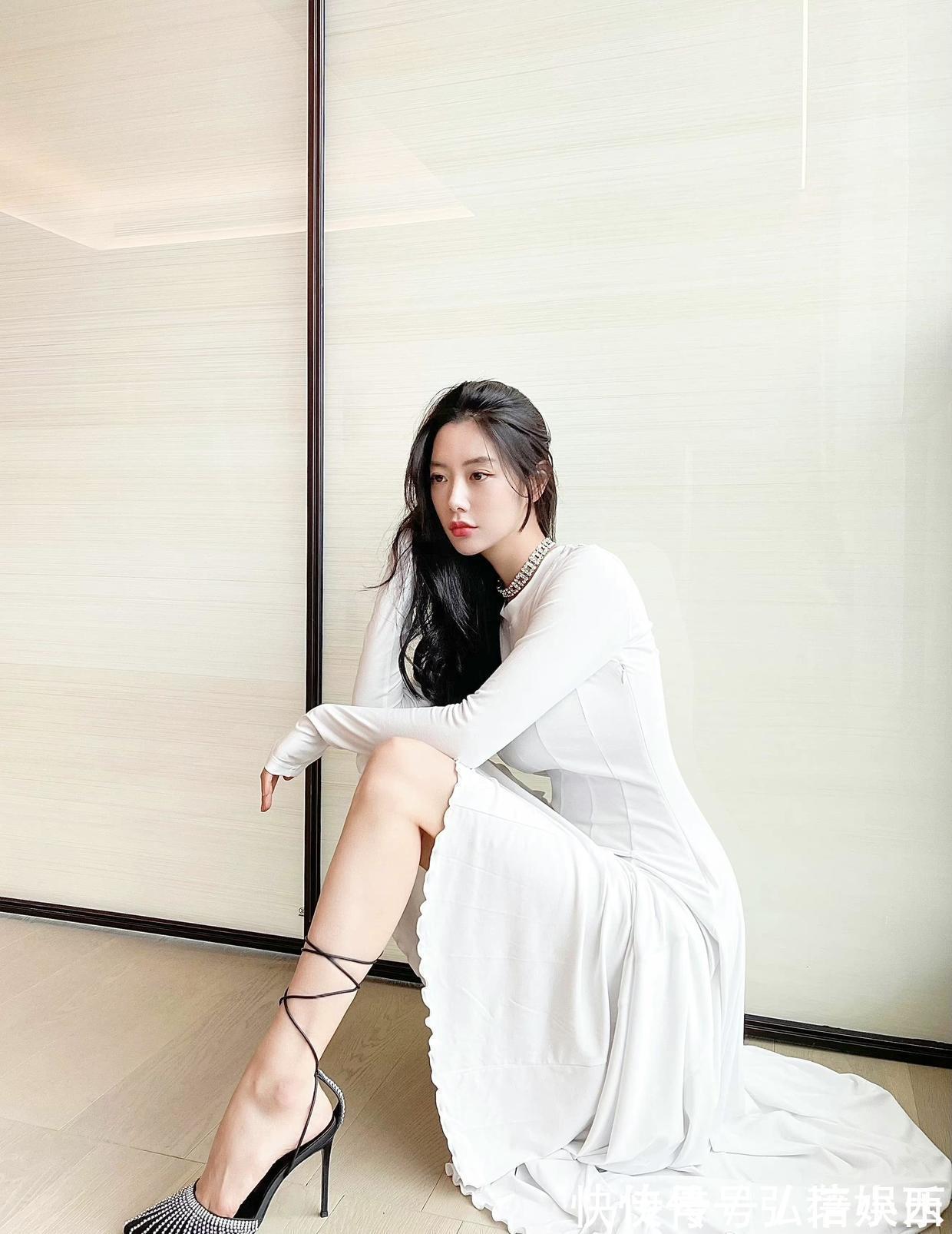 亚洲 克拉拉真是“亚洲第一美女”,连土味白色紧身裙,都穿出了高级感