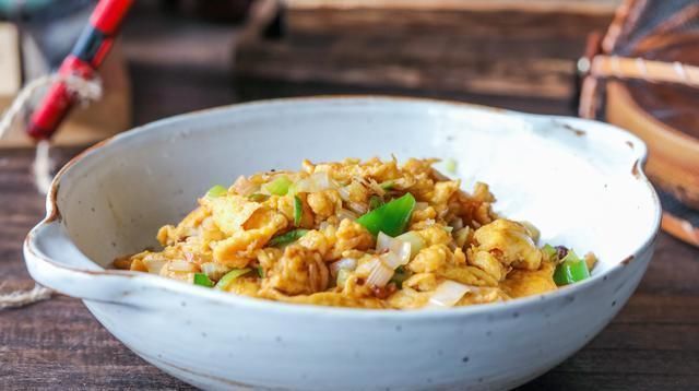 炒鸡蛋时,不能直接下锅,多加一步,鸡蛋滑嫩无腥味,越吃越香