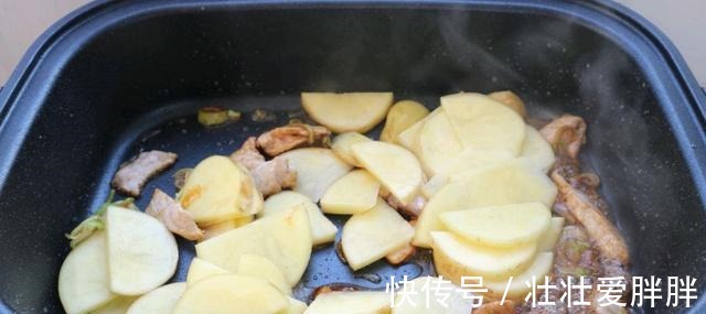土豆|秋季,土豆别再凉拌了,试试这样炒着吃,荤素搭配,开胃易消化!